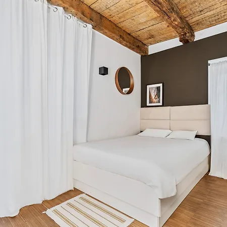 Exquisite In Old Town Apartment *