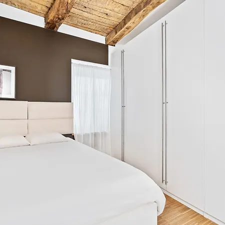 Exquisite In Old Town Apartment *