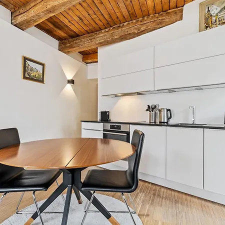 Exquisite In Old Town Apartment