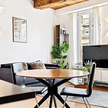 Exquisite In Old Town Apartment *