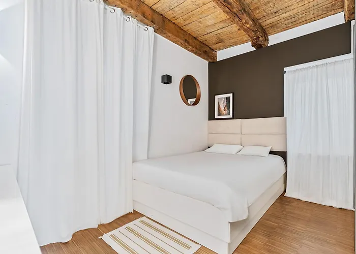 Exquisite In Old Town Apartment *