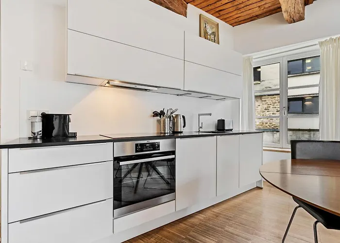 Exquisite In Old Town Apartment *