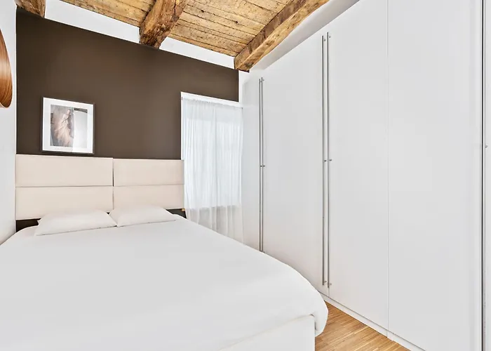 Exquisite In Old Town Apartment *