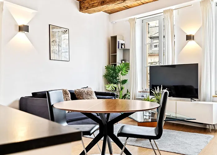 Exquisite In Old Town Apartment *